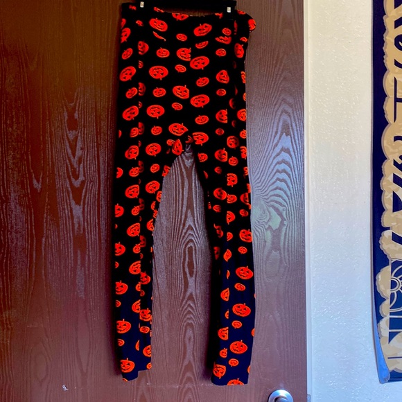 Leggings with pumpkin 🎃 faces on them - Picture 1 of 2